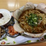 あおきラーメン - 梅干しとキムチをもらった