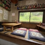 あおきラーメン - 小上がりから緑を眺める