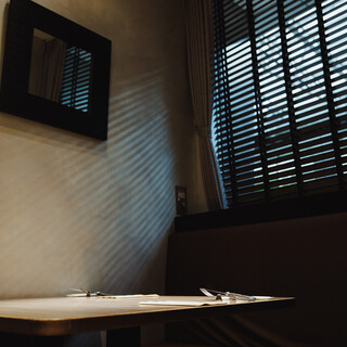 最大5名様のL字ソファーと椅子のお席です。