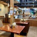 茶房 珈花子 - 広々とした店内