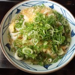 丸亀製麺 - かけうどん 大 380円（製込）。ねぎと天かすはお好みに合わせてのせ放題です。