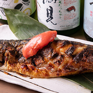 須崎備長炭を使って火入れする、旬魚の炉端焼きを気軽に味わう