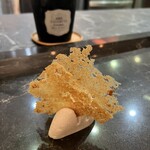 311236822 - 最初に出てきたチーズの薄焼き。パリパリして香ばしくて食欲をそそります。