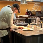 311236862 - マテオシェフはスタッフへの指示をしながらも最後の仕上げをしてくれます。