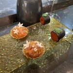 311236834 - タパスはピンチョスサイズで6種。メジマグロと林檎を使ったタルト / スプレサータのムースを巻いた竹炭クッキー。