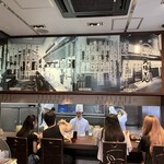 名古屋名物 みそかつ 矢場とん 矢場町本店 - 一階カウンター席。みっしり並んで味噌カツパクついている様は壮観。