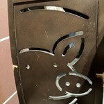 名古屋名物 みそかつ 矢場とん - 椅子の背にはぶーちゃんの透彫。