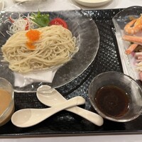 南国酒家 原宿本店 - タレは2種。具は左からお好みに乗せて行きます。