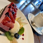 ビストロ ウエシマ - フルーツたっぷり！アイスも添えてある素敵なデザートプレート✨