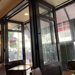 ビストロ ウエシマ - 窓から外を眺めると、フランスにいるみたい？