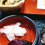 漁八 - お漬物も美味しい