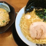 町田商店 - 料理写真:醤油豚骨 特製チャーハンセット