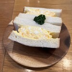 パン屋むつか堂カフェ - たまごサンドは税込825円　ホントにパンがプワプワ