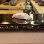 登喜和鮨 - 朝取りのスズキ　昆布出汁の塩水のヅケ