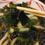 丸亀製麺 横手店 - かけ小320円、わかめ箸上げ(2025.7.12)