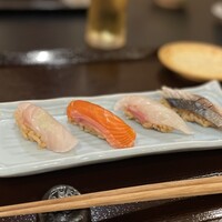 鮨処 凜 - ランチ・おまかせセット 凜特
                    1皿目
                    平目、サーモン、真鯛、しめ鯖