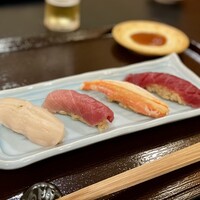 鮨処 凜 - ランチ・おまかせセット 凜特
                    2皿目
                    帆立、中とろ、ずわいがに、赤身