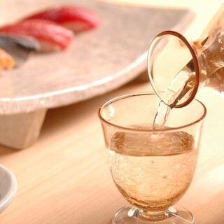 旬の鮨と響き合う、全国から厳選した日本酒の品揃え