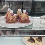 Patisserie Richroma - ショーケースのゴロゴロ桃と紅茶のケーキ
