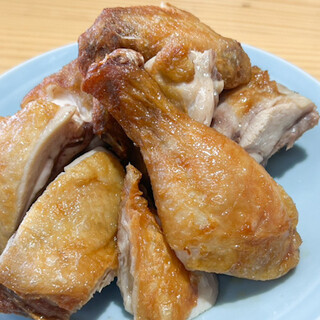 ひな鶏の素揚げやせせりねぎまみれなど、自慢の逸品が勢揃い！