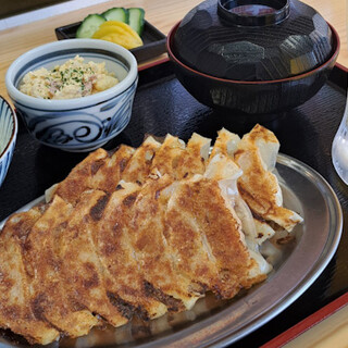 餃子・唐揚げ定食など食事メニューも充実◎餃子はテイクアウト可