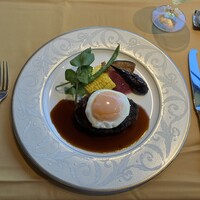 万平ホテル メインダイニングルーム - 目玉焼きのせじっくり煮込んだデミグラスソース
                    4700円