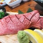 炭火焼肉 牛和鹿 - ネクタイ　こんな上質肉をでかい塊で！！(◎_◎;)