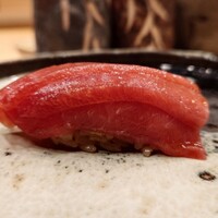 寿司処 しん - 中トロ　3枚薄造り重ね　赤シャリ