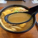 カレーうどん幸陽 - 出汁の風味の効いた
      程良い辛さのカレースープ