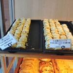311270685 - 前回６種類購入した中から黒胡麻餡と小豆餡のミニパイをリピート♪