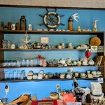 ハクナマタタ - カウンターには店主さまのお気に入りがいろいろ飾られています