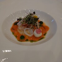 綱町三井倶楽部 - 海老と子ヤリイカのマリネ ガスパチョソース