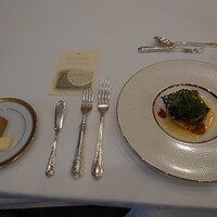 綱町三井倶楽部 - イトヨリのソテーとブルグールソース ソースビガラート  パン