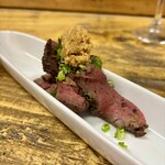 そば処おおはし - 鹿の赤ワイン仕込ローストビーフ山ワサビのせ