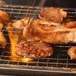 焼肉ホルモンズ - 肉を焼いているシーン