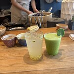 ロス タコス アスーレス - パッションフルーツのドリンク(左)とゴーヤジュース(右)
