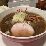 すみれ - お久しぶりです！　平日ランチタイム限定、正油ラーメンランチの正油ラーメン！　味噌同様、正油も濃い味わいのスープ。湯気は見えないけどアツアツ、というのも味噌と一緒。
