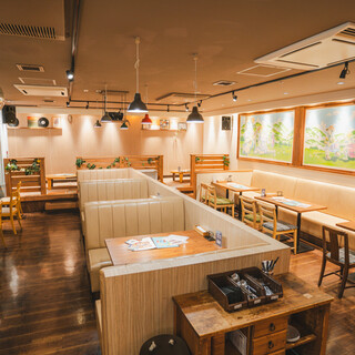 開放感ある広々とした店内♪