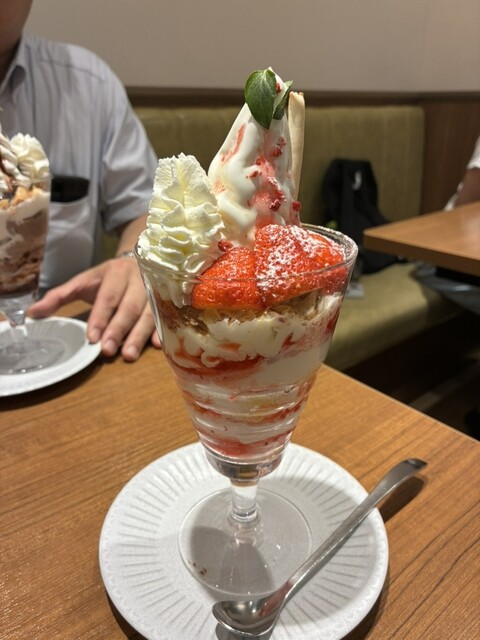 ミルク&パフェ よつ葉ホワイトコージ 札幌ステラプレイス店
