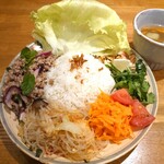 CHALO - 写真追加:7月中旬の週替わりメニューでラープ·ムー1,100円✨パットウンセン付き。ラペやピリ辛の挽き肉とミント、他薬味にパクチーや大葉、青ネギ。ご飯とレタスに巻いたり、色々混ぜたり大好きなお味！