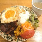 CHALO - 写真追加:7月上旬の週替わりメニューでコムタム風ごはん(ベトナム風豚肉ごはん)1,200円✨ガツンとニョクマムや醤油の漬けダレで豚肉のグリル焼き！副菜も豊かでご飯が進みます♪こう見えて半熟卵♡