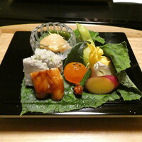菊乃井 本店 - 八寸(白つぶ貝、万願寺唐辛子、枝豆、小茄子翡翠煮、枇杷玉子、蛸の子、海老共焼、太刀魚南蛮漬、新甘藷甘露煮、花付胡瓜)