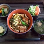 銀座めざマルシェ　めざマル酒 - 三役地鶏焼丼(全体)