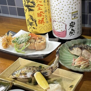 新鮮な季節の食材をおまかせ料理で愉しむ。お燗と一緒にどうぞ