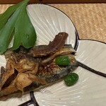 御料理 貴船 - 鮎3枚おろし　身は魚醤かけ焼き、頭骨は揚げ