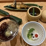 御料理 貴船 - 鱧、鮎の甘露煮、鰊と茄子を炊いたもの、笹の葉の中には白身魚のお鮨