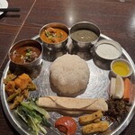 DUNA TAPARI - 確かによく食べる「ダルバート」とは随分と違う｡タルカリたくさんでとても豪快です！