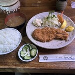 とんかつ かつせい - ロースかつ定食・ご飯大盛り。