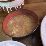 とんかつ かつせい - 赤出汁のナメコと豆腐の味噌汁。