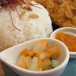 SUNDA⇔LAND - ナシアヤムグゥプレックの付け合わせ